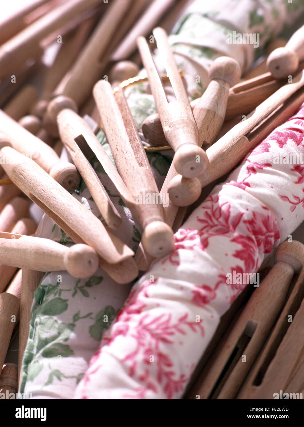 Close-up vintage Wäscheklammern aus Holz und Stoff Kleiderbügel Stockfoto