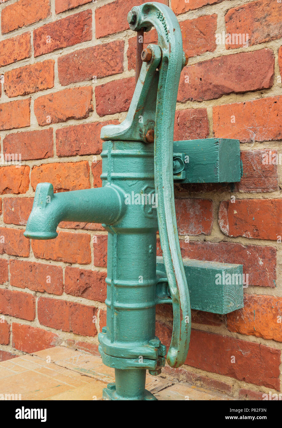 Handwasserpumpe - Retro- Pumpe Stockbild - Bild von stein, schön: 26787009