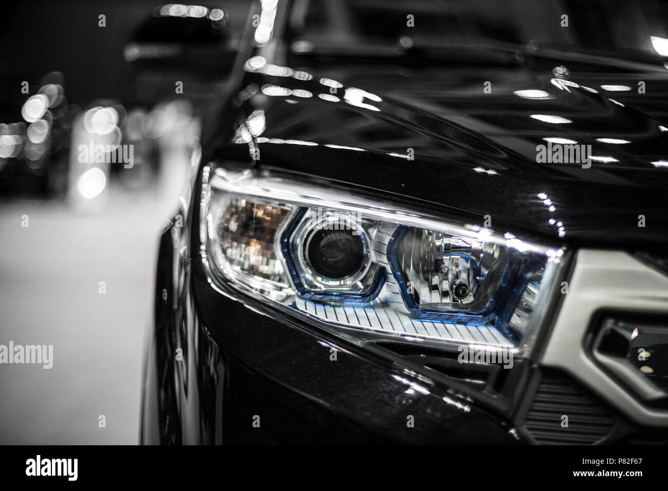 Scheinwerfer schwarz modernes Auto mit LED und Xenon Optik Stockfotografie  - Alamy