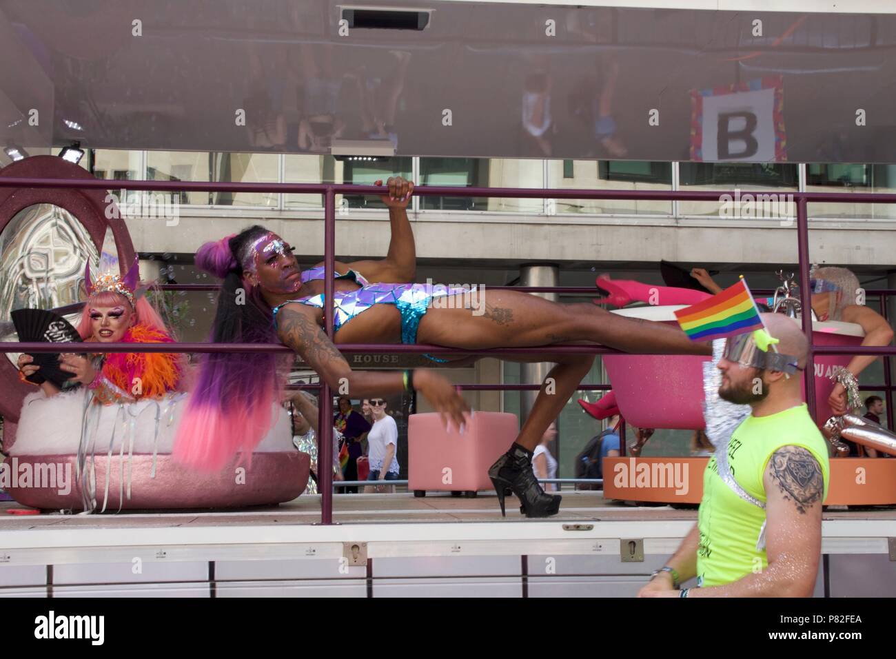 Drag Queens auf dem W Hotel float im Pride Parade in London 2018 Stockfoto