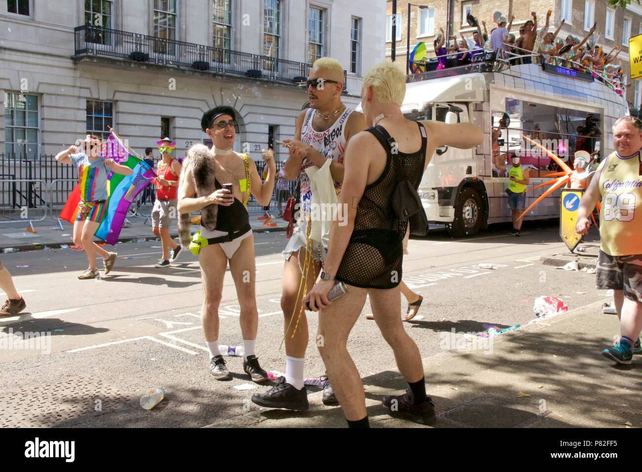 3 Männer tanzen auf der Straße im Pride Parade in London 2018 Stockfoto