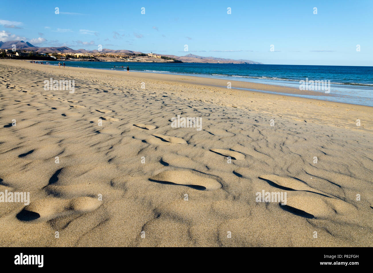 Costa Calma Beach, Jandia Peninsla, Fuerteventura, Kanarische Inseln, Spanien - Mai 27., 2018: windigen Strand in Costa Calma mit Menschen am Abend Spaziergang Stockfoto