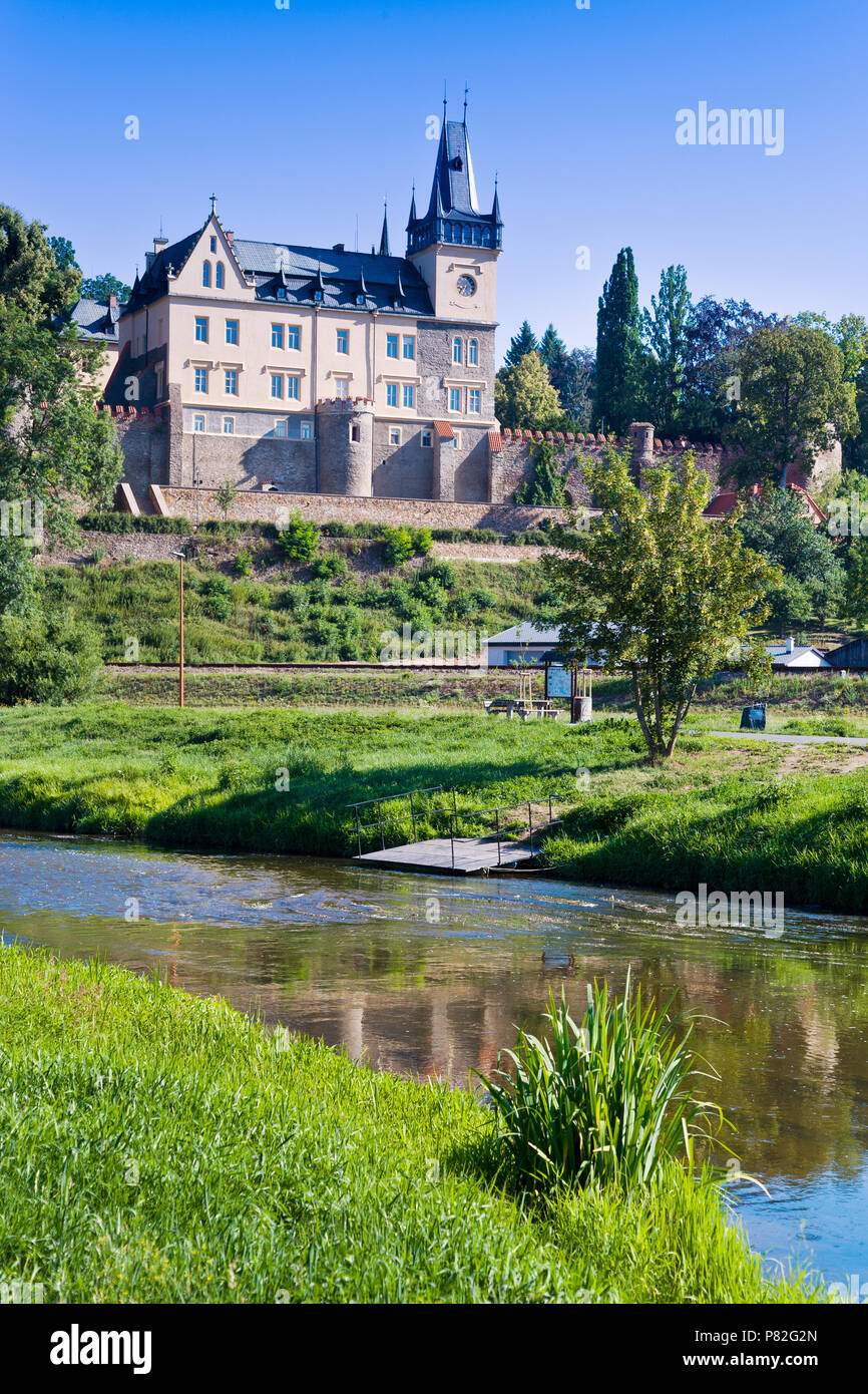Pseudogoticky zamek z 1547, Zruc nad Sázavou, Středočeský kraj, Ceska Republika/neo-gotische Burg aus 1547, Stadt Zruc nad Sázavou, Mittelböhmen, Stockfoto