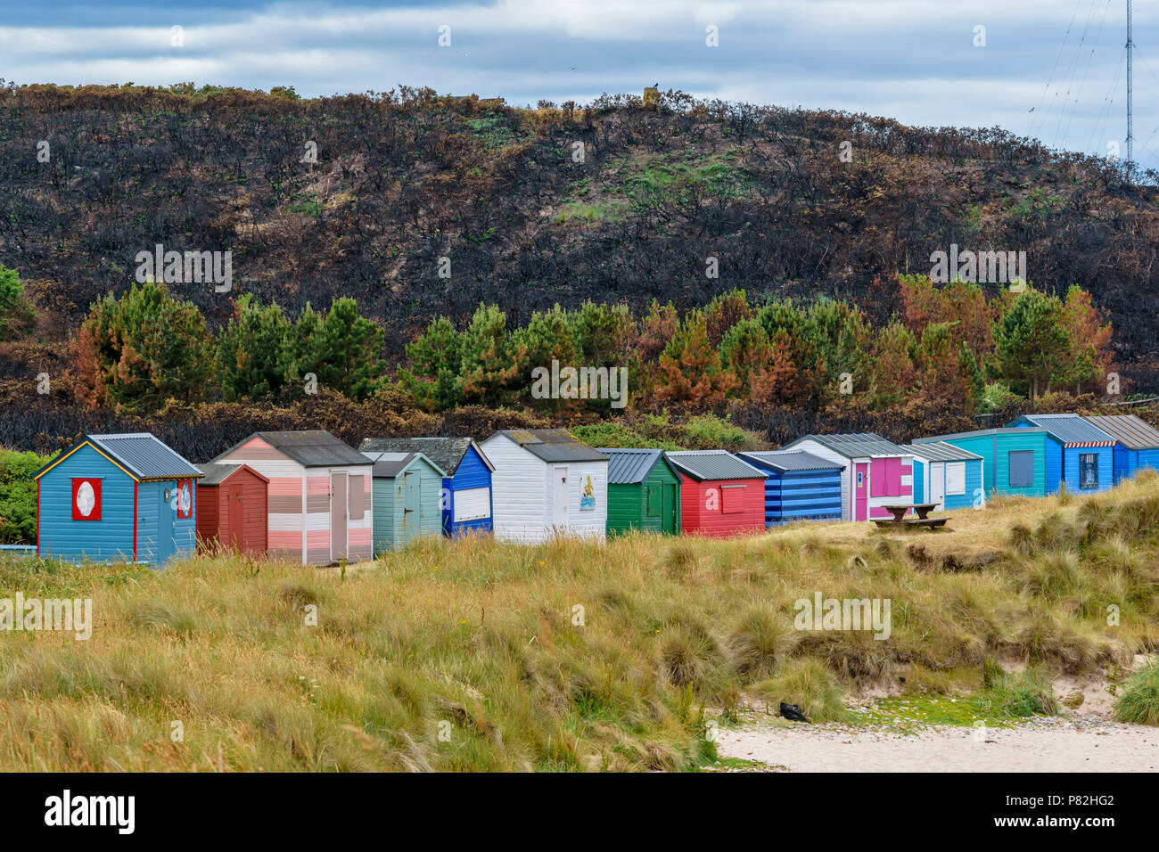 HOPEMAN Moray in Schottland Strand Hütten oder CHALETS ÜBERSEHEN DURCH EINEN UMFANGREICHEN BEREICH DER VERBRANNTEN GINSTER UND VEGETATION WEGEN WILDFIRE Stockfoto