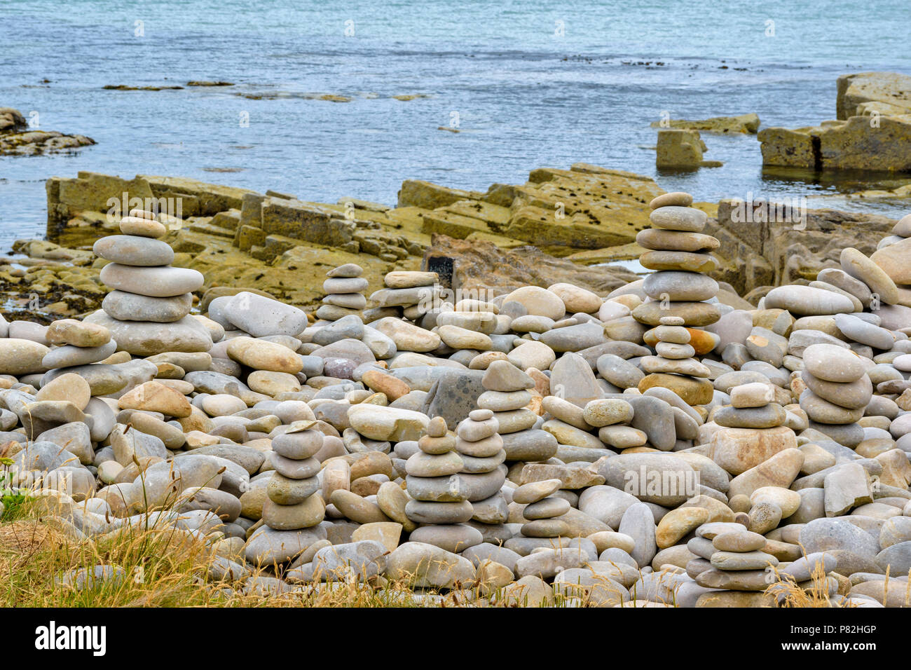 HOPEMAN Moray in Schottland flache Steine und Skulpturen auf den Strand entlang der Küste von Moray TRAIL Stockfoto