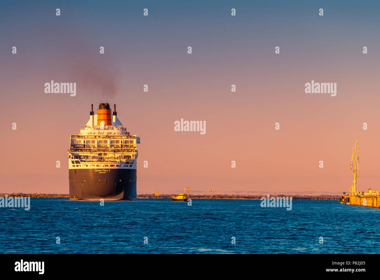 Adelaide, Australien - 16. Februar 2018: Cunard Line RMS Queen Mary 2 mit Menschen an Bord der Abreise für eine Kreuzfahrt von äußeren Hafen, Port Adelaide Stockfoto