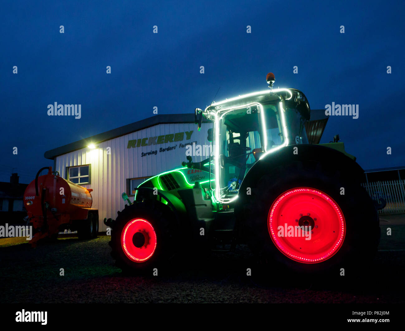 Weihnachten Werbung - bei Cornhill in Northumberland, Traktor Händler  Riccurby verwenden LED-Streifen ein Traktor und Kabine auf dem Vorplatz zu  verzieren Stockfotografie - Alamy
