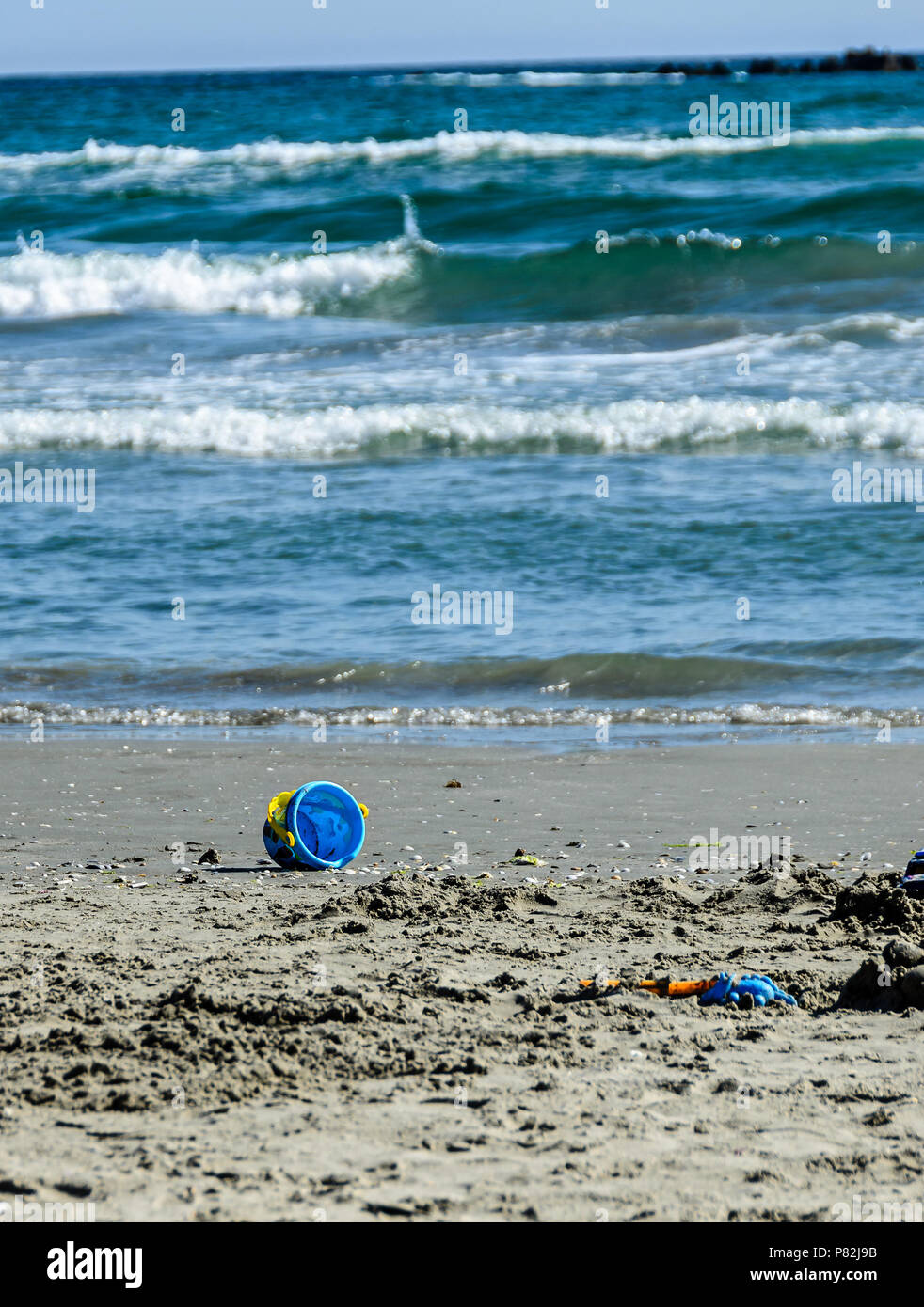 Blau Spielzeug Eimer im Meer Sand in der Nähe von blauen Wasser und Strand, Schwarzen Meer. Stockfoto