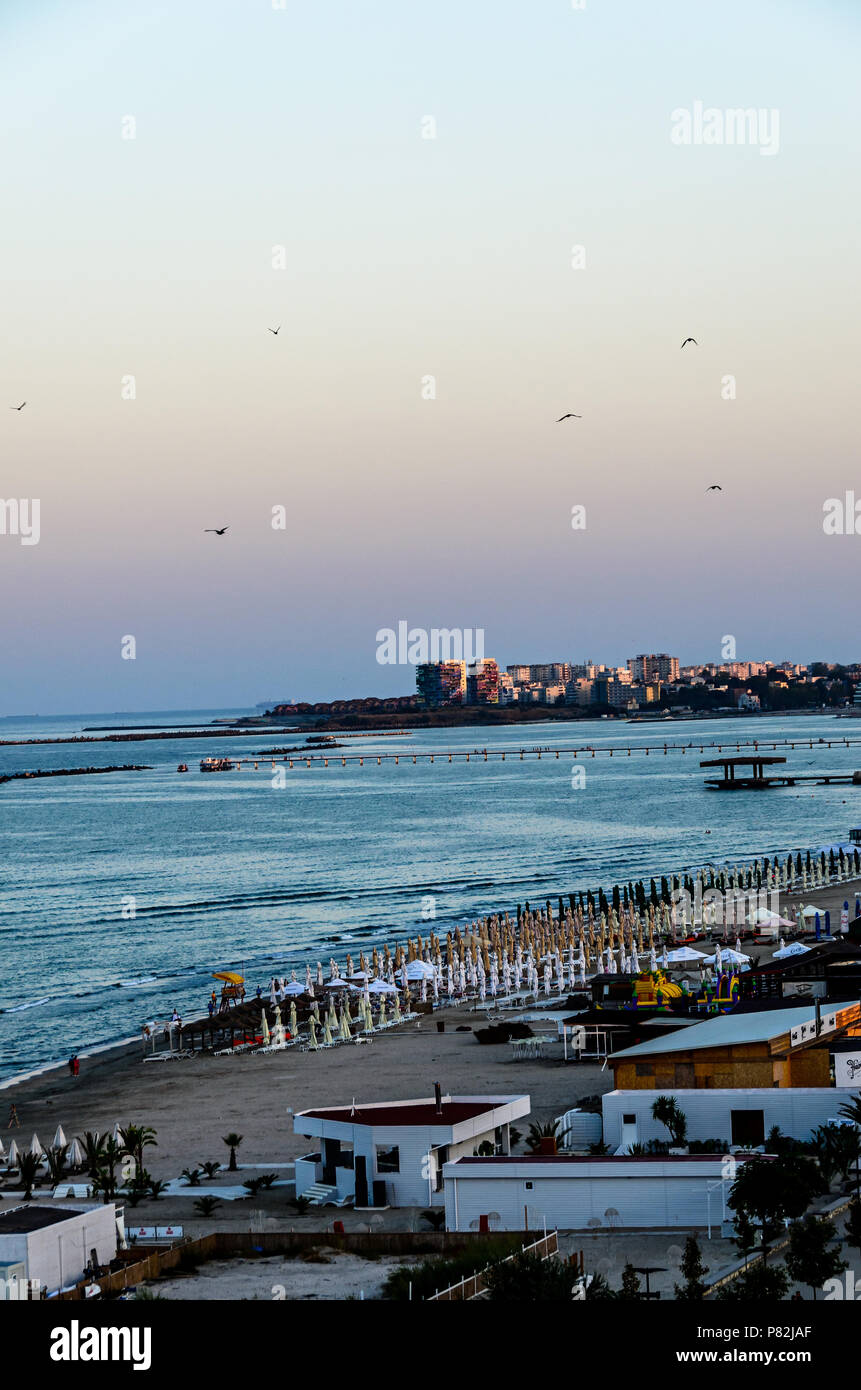 MAMAIA, Rumänien - 15. SEPTEMBER 2017: Direkt am Meer und der Promenade von Schwarzen Meer mit Bars und Hotels in Sunrise. Stockfoto