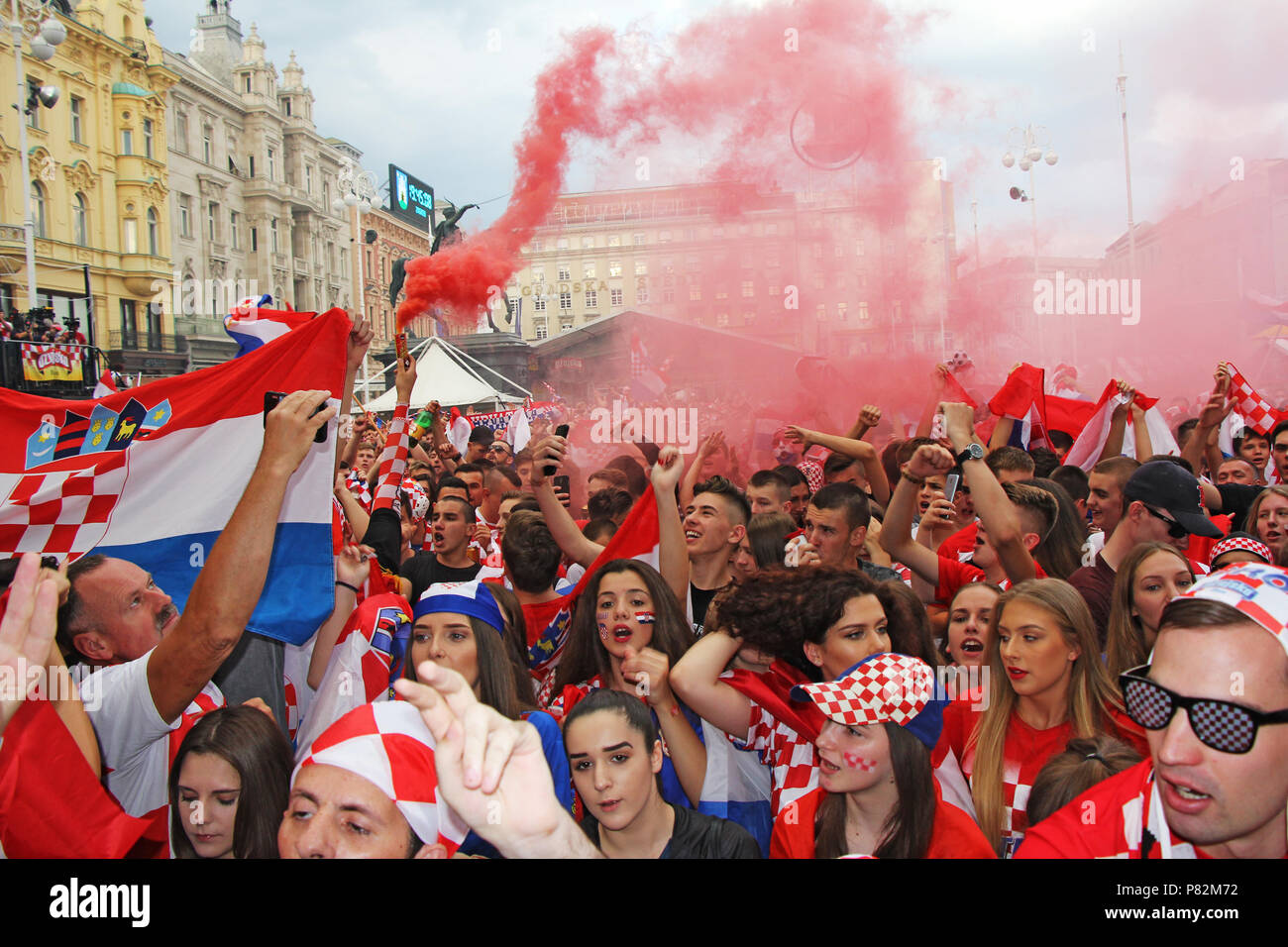 ZAGREB, KROATIEN - 07. Juli kroatischen Fußball-Fans auf dem platz Ban Jelacic, FIFA WORLD CUP 2018 Russland match Russland vs Kroatien am 07. Juli, 20. Stockfoto