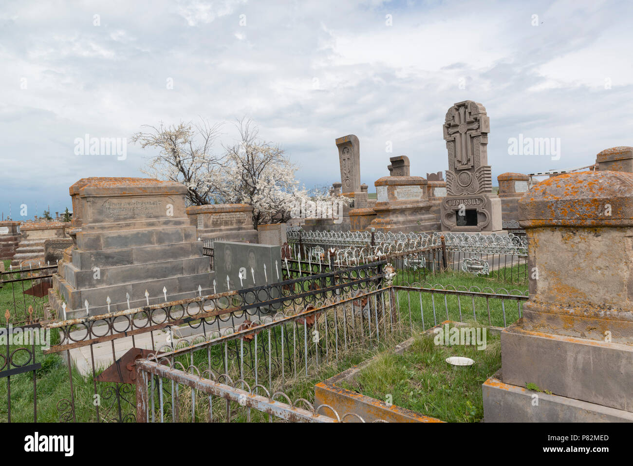 Armenien. Die noratus Friedhof mit vielen Khachkars. Hier sichtbar im angrenzenden modernen Friedhof Stockfoto