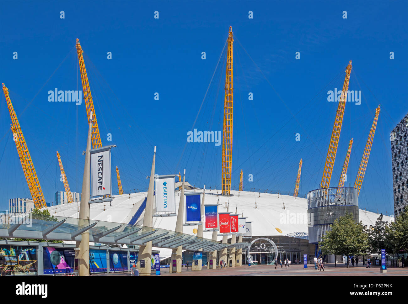 London, North Greenwich der Eingang zur O2 Arena von Halbinsel Platz gesehen Stockfoto