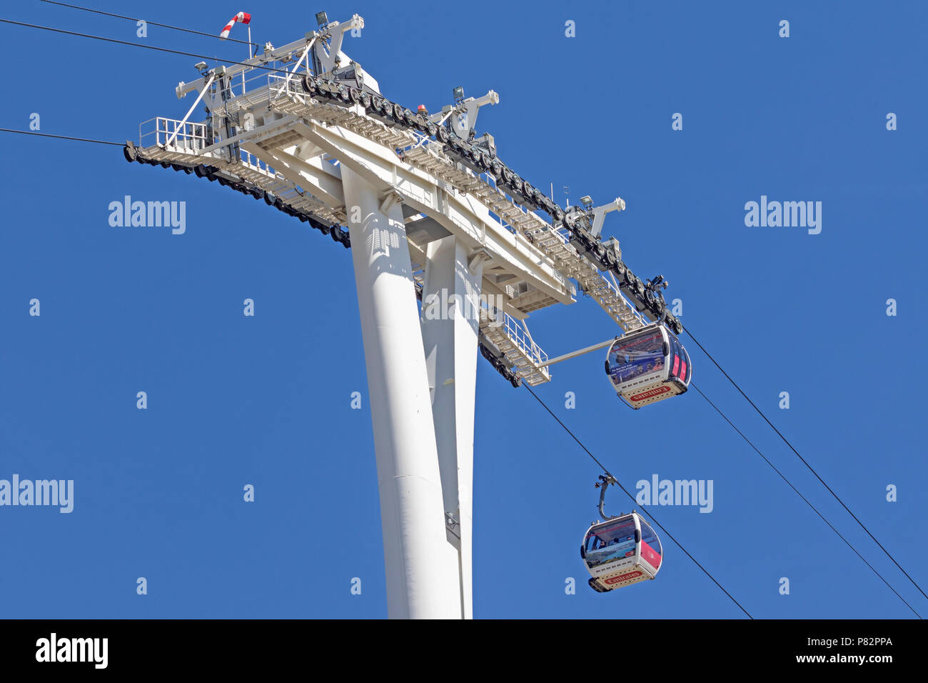 London, North Greenwich ein paar Emirate Seilbahnen Kreuzung an einer der drei Türme oder Masten Stockfoto