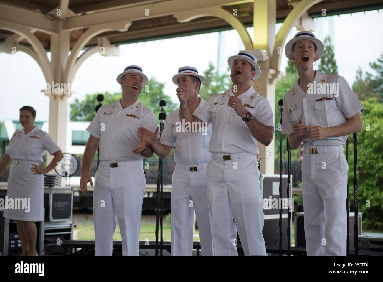 - Manassas, VA (Juni 23,2016) der United States Navy Band Sea Chanters für ein begeistertes Publikum Sommer am Harris Pavillion in Manassas in Virginia. Der United States Navy Band bietet sowohl militärische und kulturelle Bereicherung für Musikliebhaber jeden Alters durch seine öffentlichen Konzert Reihe. (U. S. Navy Stockfoto