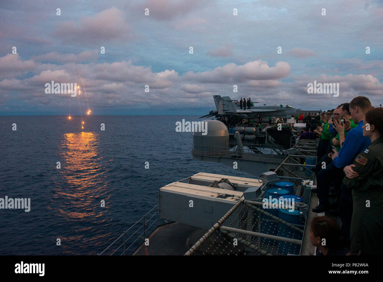 SOUTH CHINA SEA (4. Juli 2016) Matrosen an Bord der Marine nur Vorwärts