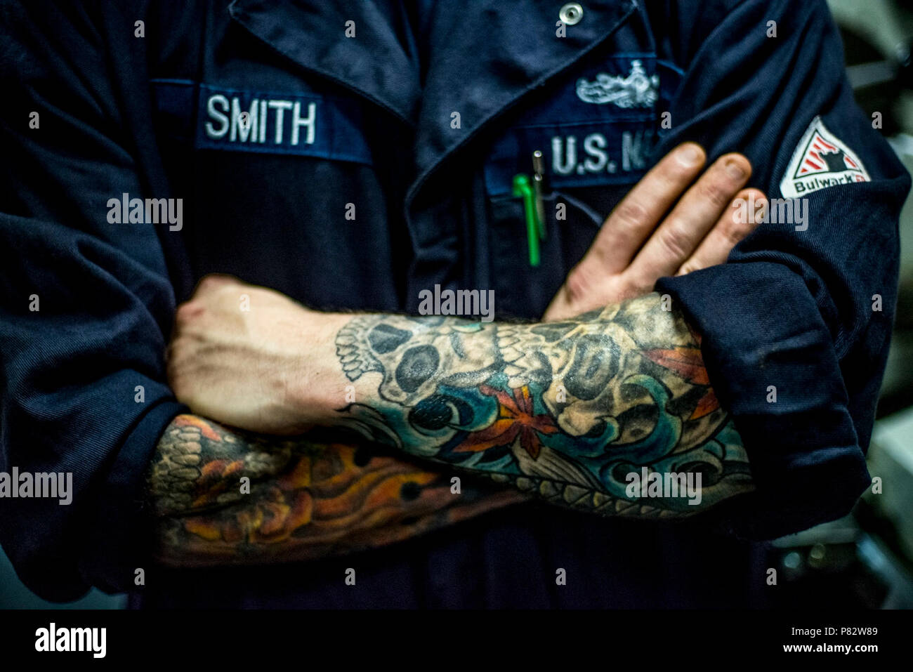 SOUTH CHINA SEA (5. Juli 2016) Maschinen Handwerker 1. Klasse (SW) Brandon Smith, von Fort Scott, Kansas, posiert für ein Foto in der Maschinenhalle an Bord der Marine nur Vorwärts - bereitgestellt Flugzeugträger USS Ronald Reagan (CVN 76). Smith ist einer der vielen Segler, die Zeit und die Haut auf das Kunstwerk von Tätowierungen gewidmet hat. Mit der neuesten Tattoo Verordnungen, Matrosen sind nun berechtigt, Tattoos auf ihre Hände zu erhalten sowie eine einzelne Hals Tattoo, die nicht 1 Zoll Länge oder Höhe übertreffen", sie sind ein wenig mehr als ich dachte, dass Sie nachsichtig mit Öffnung Tattoos auf die Hände und Hals werden würde, aber ICH Stockfoto
