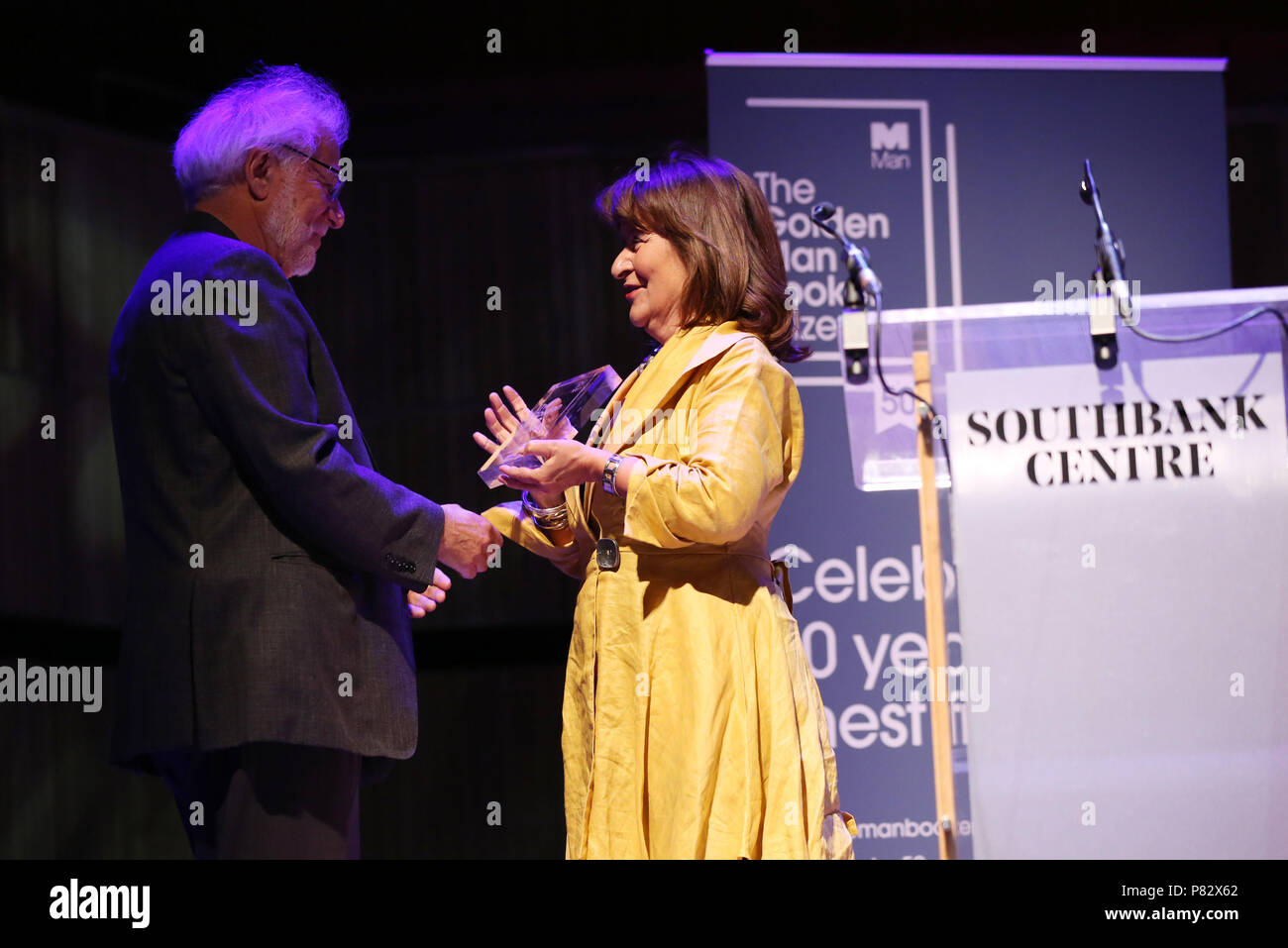 Helena Kennedy, Vorsitzender des Kuratoriums der Booker Prize Foundation, stellt Canadian-Sri Lanka Autor Michael Ondaatje mit dem Gewinner der 2018 Golden Man Booker Prize für seinen Roman "Der englische Patient" in der Royal Festival Hall, Southbank Centre in London. PRESS ASSOCIATION. Bild Datum: Sonntag, Juli 8, 2018. Photo Credit: Isabel Infantes/PA-Kabel Stockfoto
