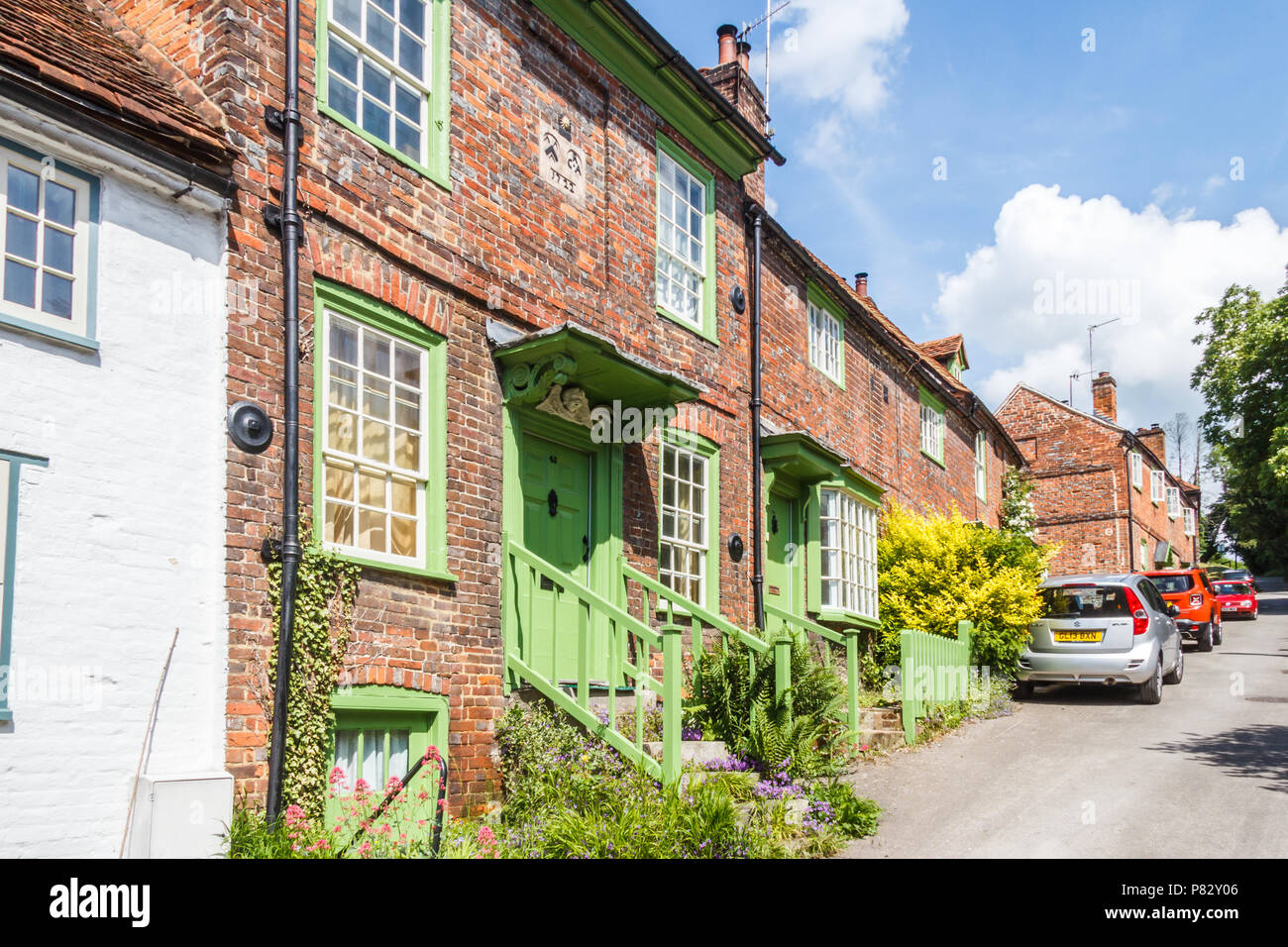 West Wycombe - 3. Juni 2018: Eine Reihe von typischen English Country Cottages. Das Dorf ist in Buckinghamshire. Stockfoto