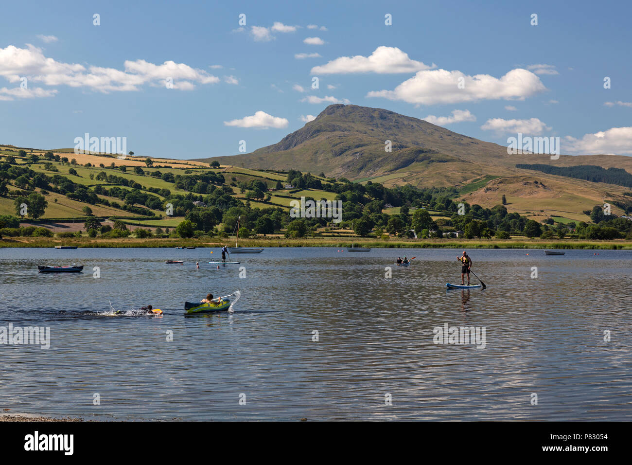 Menschen, die an verschiedenen Wassersportarten am Lake Bala, oder Llyn Tegid in Gwynedd, Wales, UK. Stockfoto