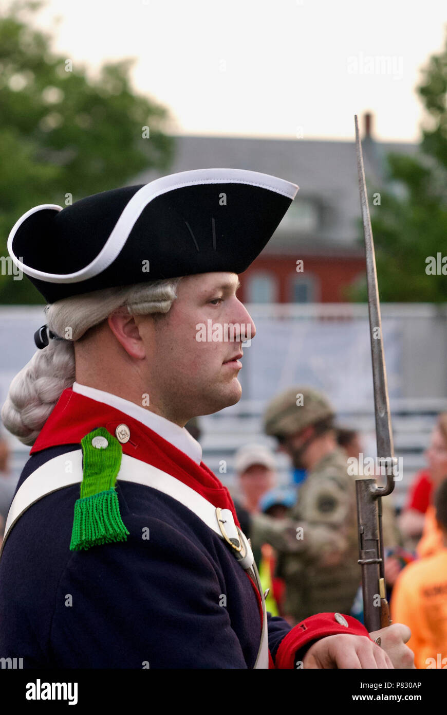 Fort Myer, Virginia, USA - Juni 13, 2018: ein Soldat der US-Armee "Alte Garde" für touristische Fotos nach einer Dämmerung Tattoo Leistung darstellt. Stockfoto