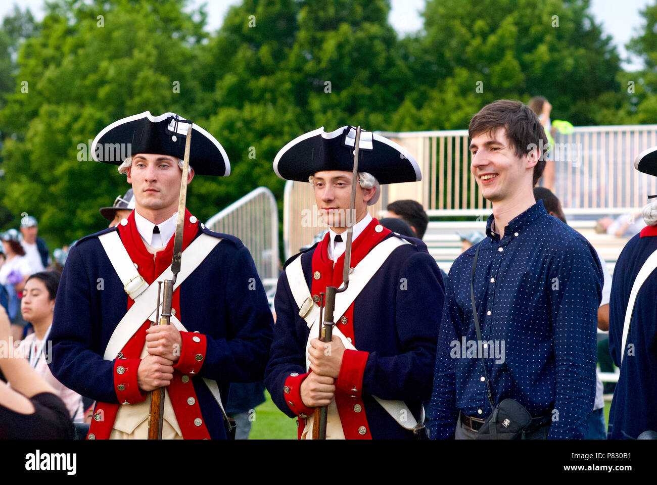 Fort Myer, Virginia, USA - 13. Juni, 2018: Soldaten der US-Armee "Alte Garde" posieren für Fotos mit Touristen nach einer Dämmerung Tattoo zeigen. Stockfoto