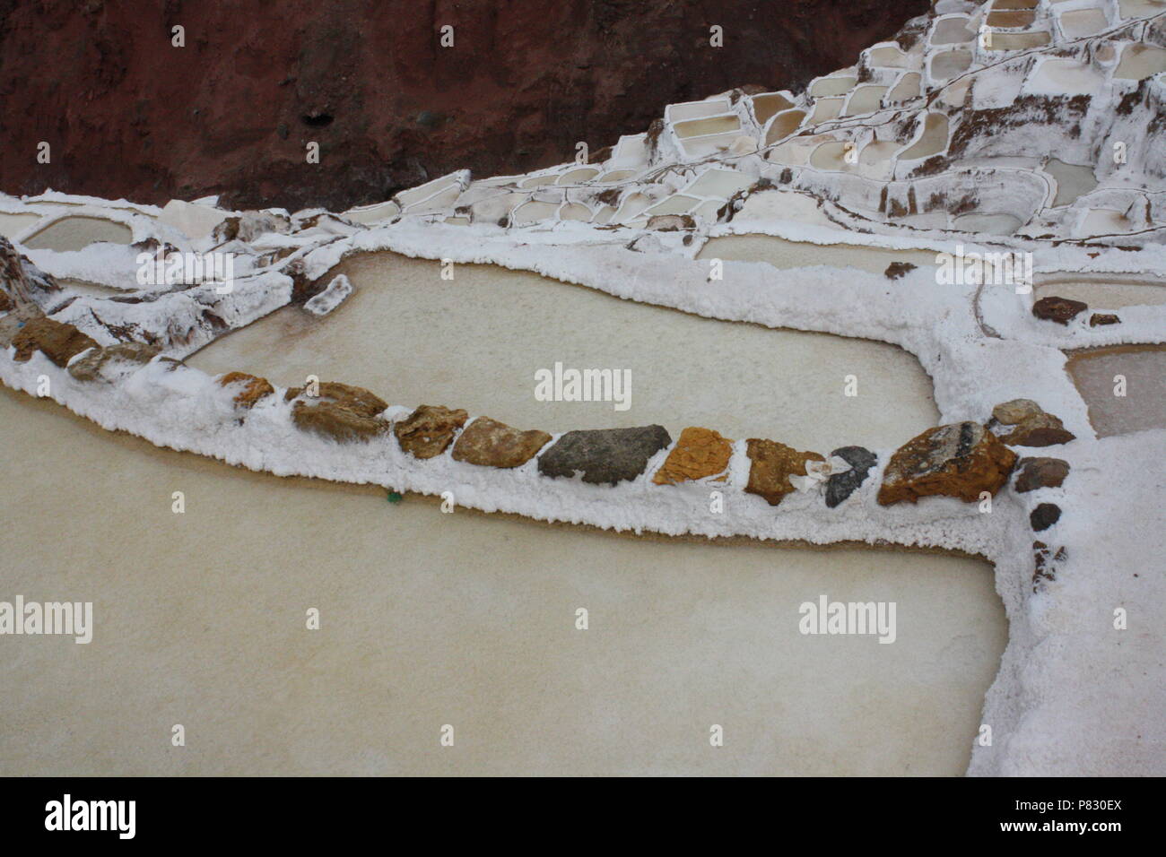 Auf der Suche nach unten in Salt Flats in Maras, Peru Stockfoto