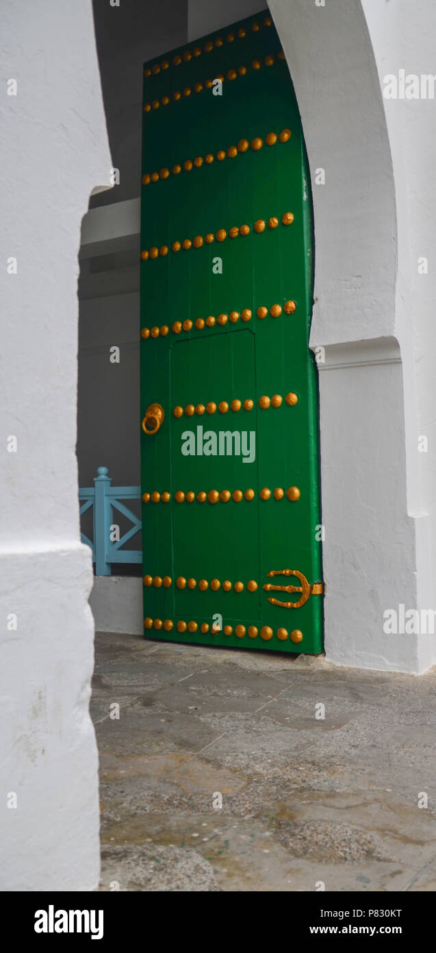 Marokkanische Tür in der Medina von Asilah, Marokko Stockfoto