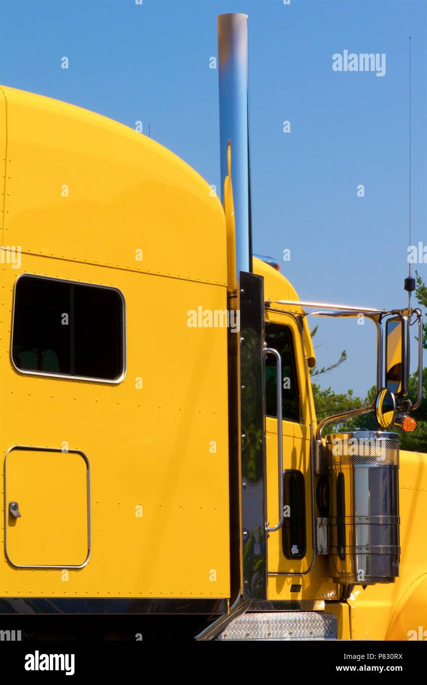 Cumberland County, PA, USA - Juli 2, 2018: eine helle gelbe semi-LKW-Kabine ist in einem beliebten Truck Stop in zentralen Pennsylvania geparkt. Stockfoto