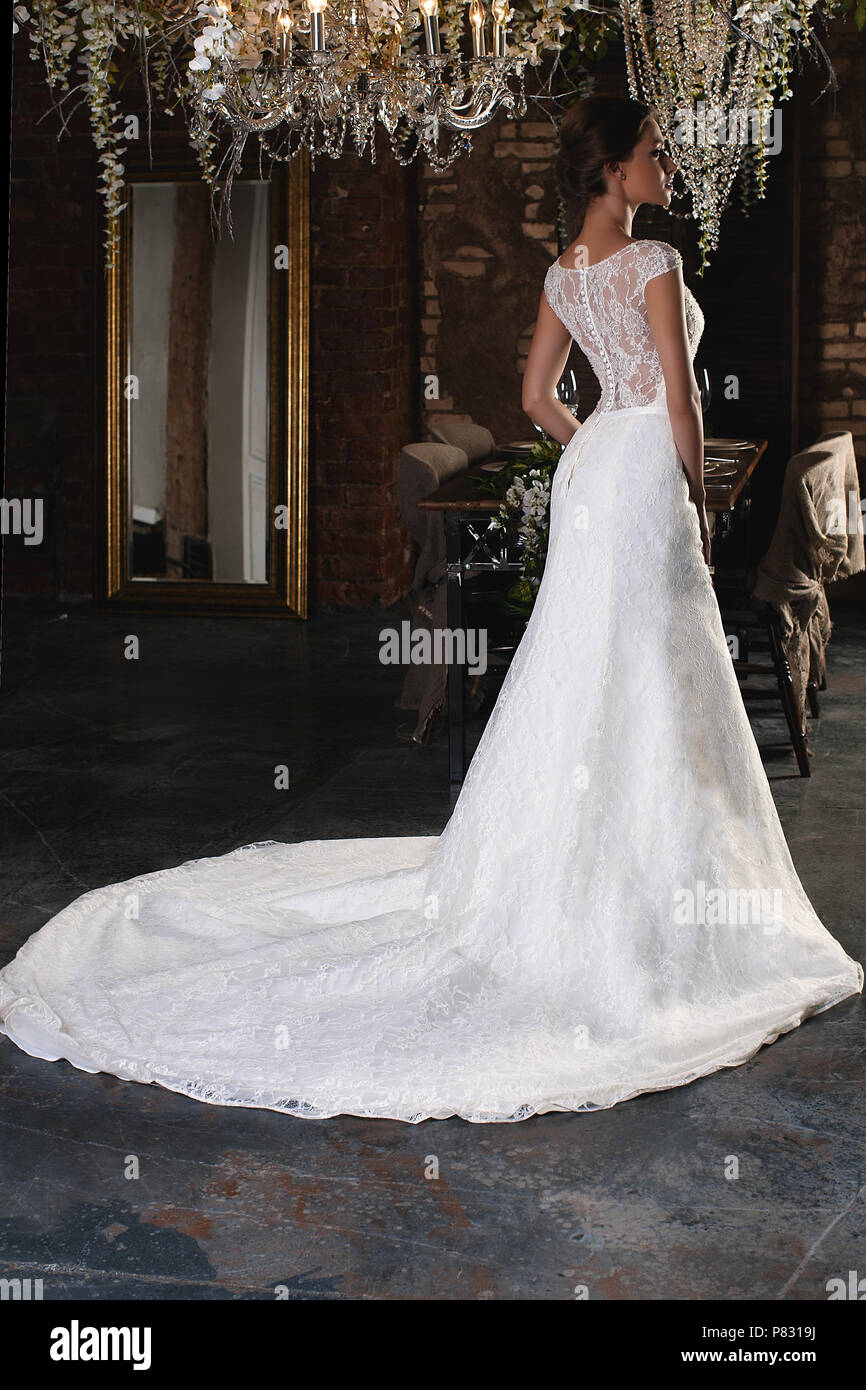 Spitze Hochzeitskleid Stockfotos Und Bilder Kaufen Alamy