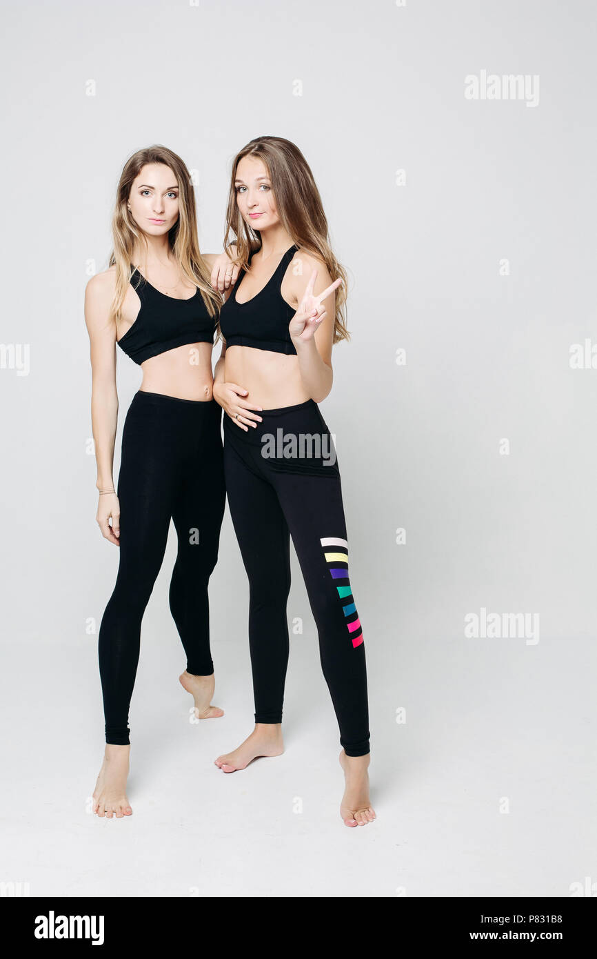 Zwei sportliche Modelle in Sportkleidung in Studio posieren. Stockfoto