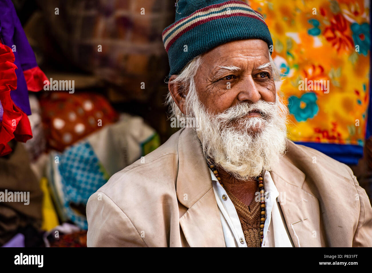 JODHPUR, Rajasthan - Indien - 19. Dezember 2017. Porträt eines lächelnden Rajasthani alter Mann mit weißem Schnurrbart, weißen Bart und einem grünen Hut. Jodhpur, Stockfoto