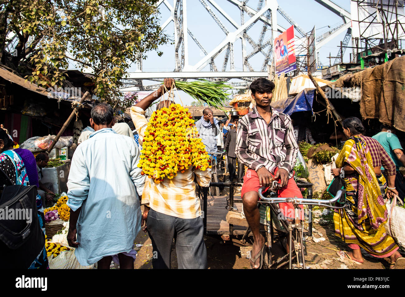 KOLKATA - Indien - 20. Januar 2018. Kunden und Händler von riesigen Mullik Ghat Blumenmarkt auf alten indischen Straße am 20. Januar 2018. Mehr als 125 Ja Stockfoto