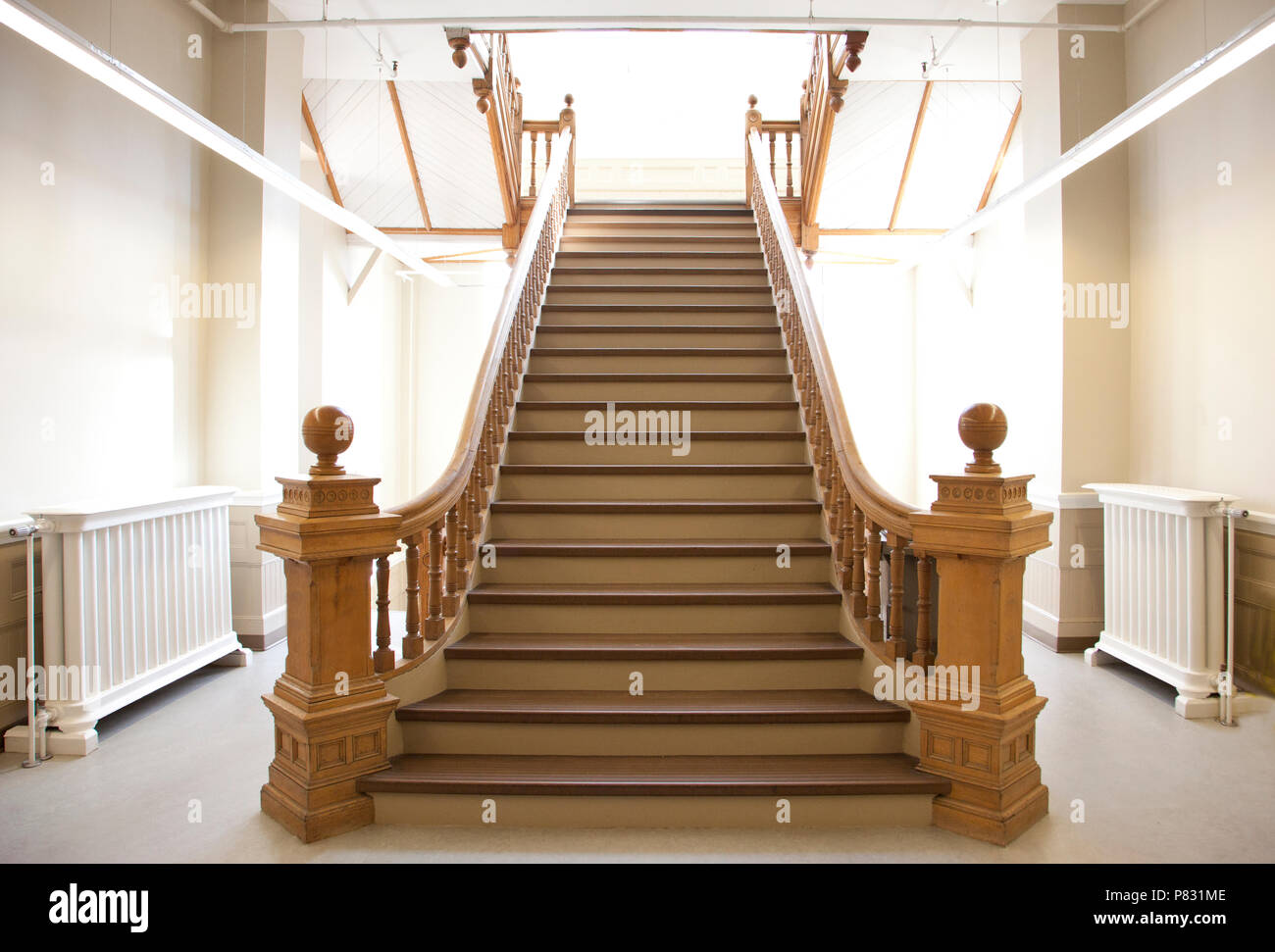 Hell beleuchteten Raum mit einer schönen hölzernen Treppe bis Stockfoto