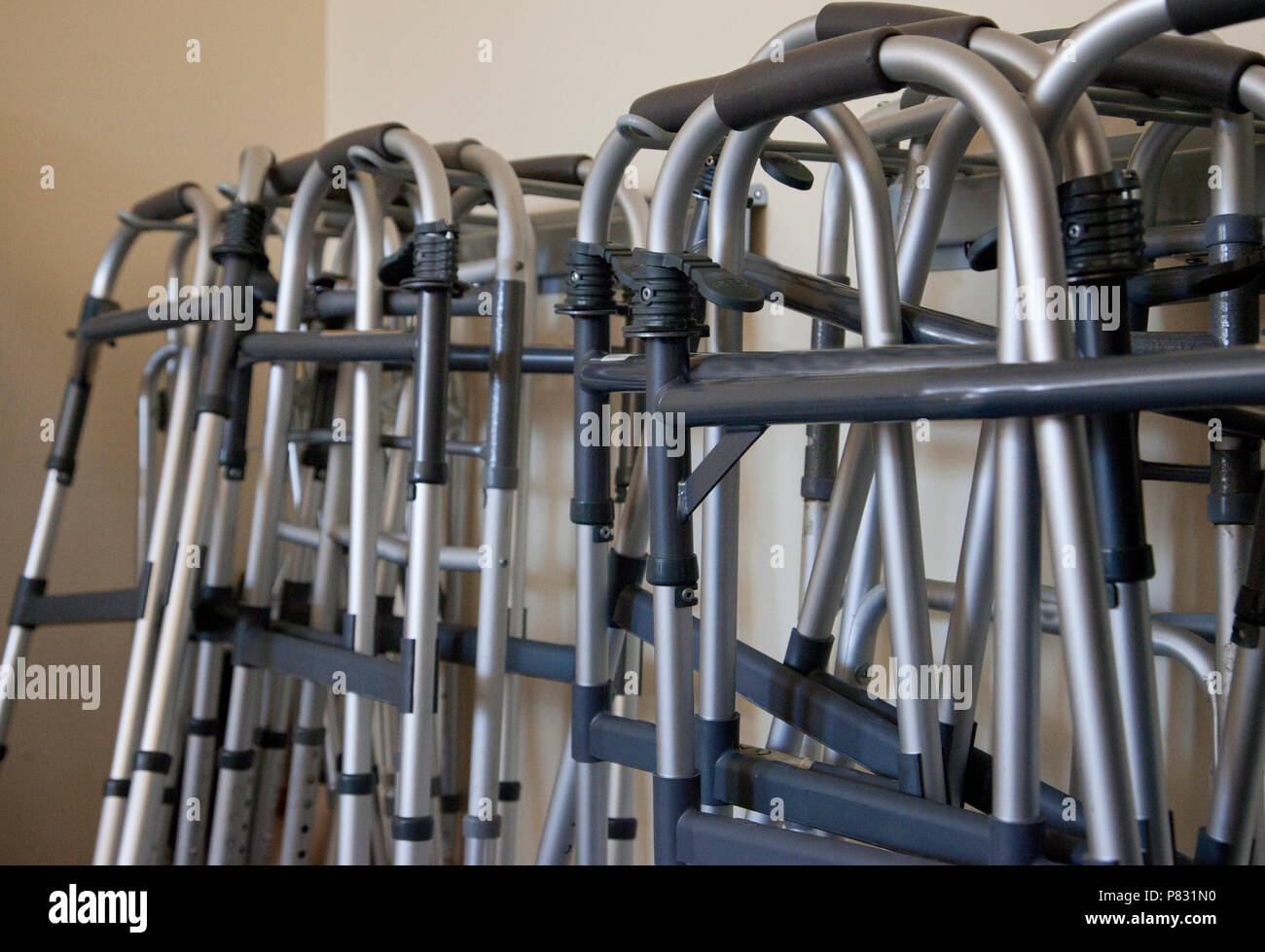 Eine Gruppe von Wanderern zusammen hängen in einem Physiotherapie Raum oder Pflegeheim Stockfoto