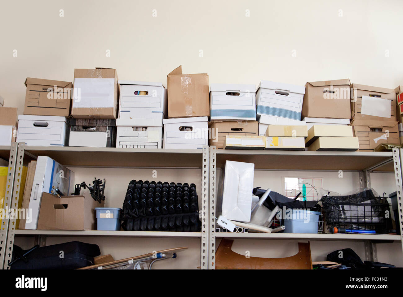 Ein Stapel von Büromaterial angehäufte Höhe in einem Lagerraum umfasst  Banker Boxen Stockfotografie - Alamy