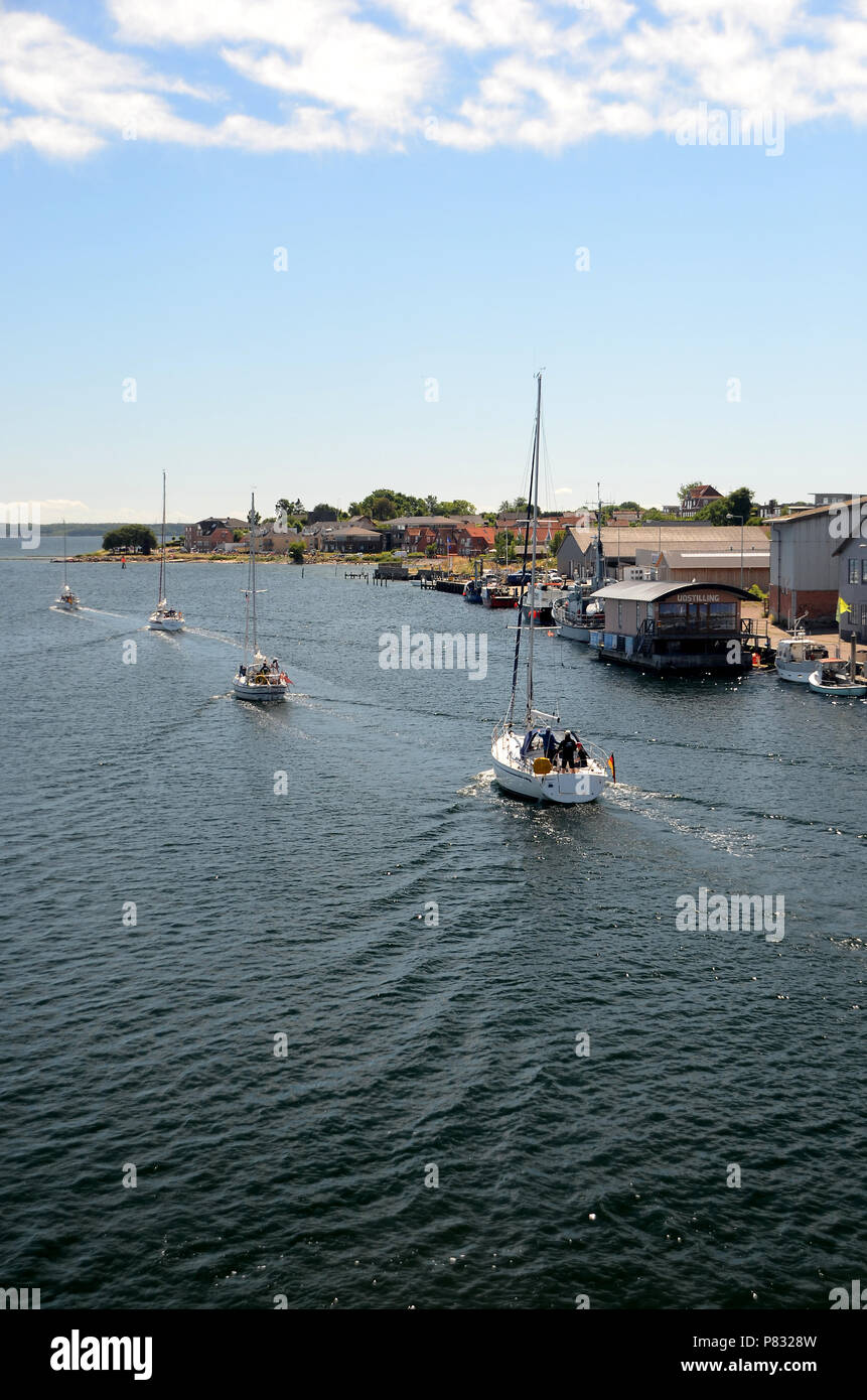 In Sonderborg, Dänemark - 29. Juni 2018: Yacts Pass durch die offenen Brücke in einer Reihe. Stockfoto