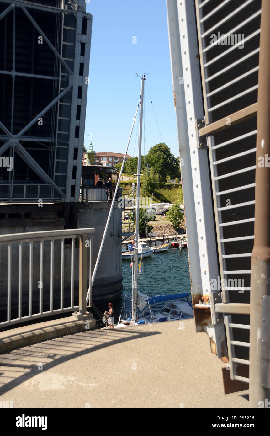 In Sonderborg, Dänemark - 29. Juni 2018: Yacts Pass durch die offenen Brücke während der Brücke guard Uhren. Stockfoto