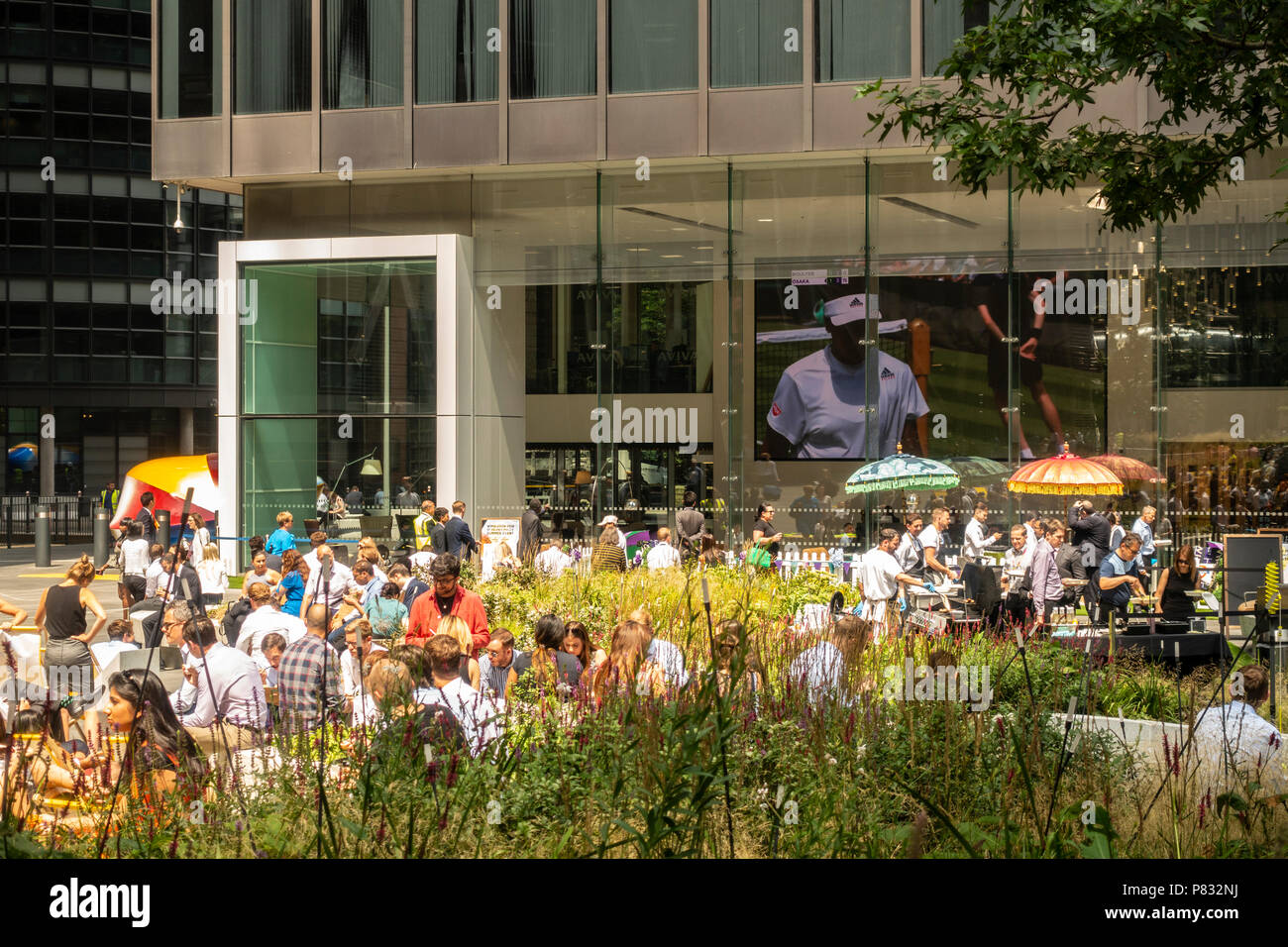 St Helen's Piazza, London. Mitarbeiter im Büro und Touristen verbringen ihre Mittagspause im Sommer Sonnenschein, plaudern, Relaxen, Essen und Trinken Stockfoto