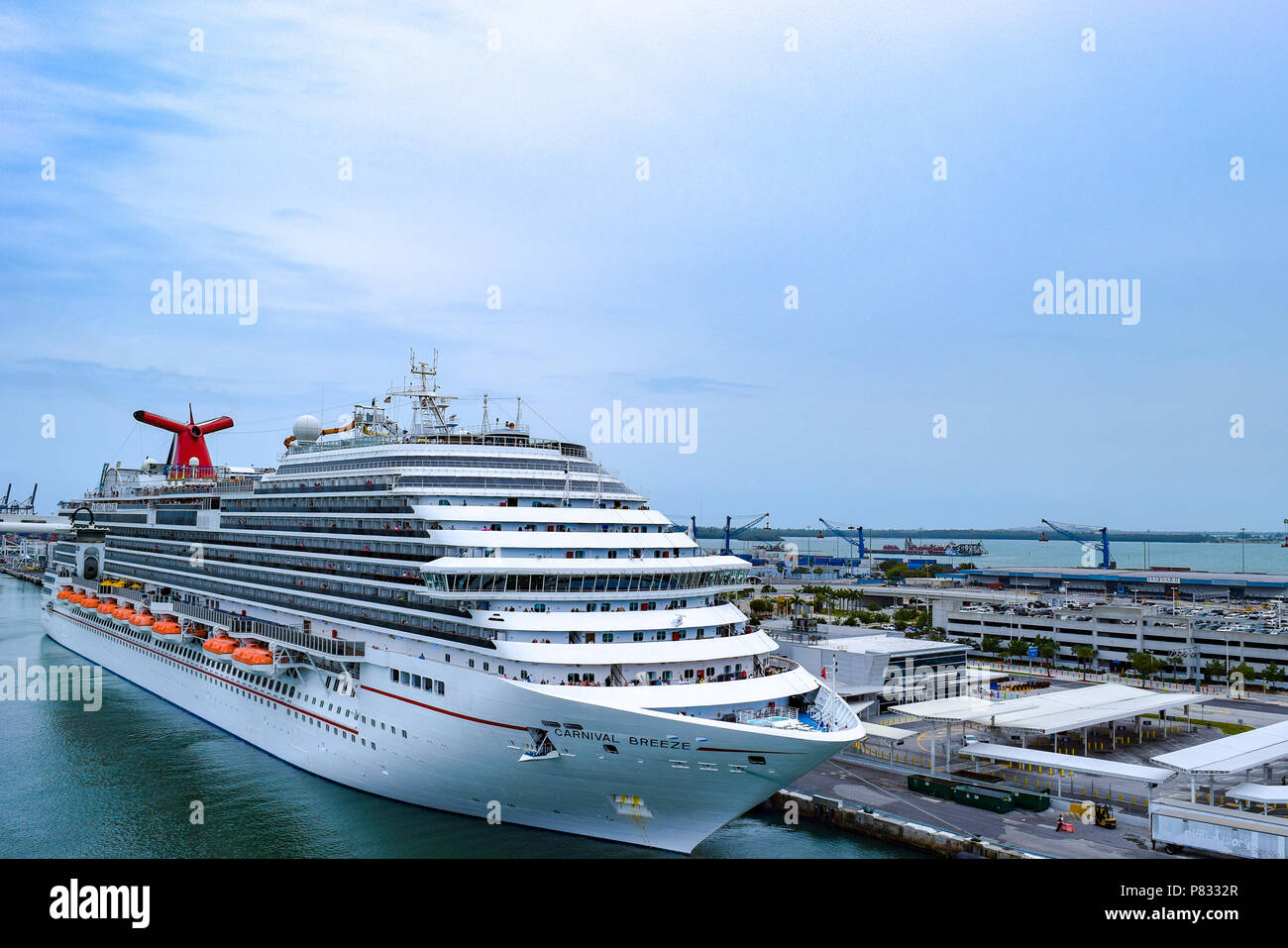 Miami, Florida - 29. März 2014: Carnival Breeze Kreuzfahrt Schiff angedockt im Hafen von Miami. Stockfoto