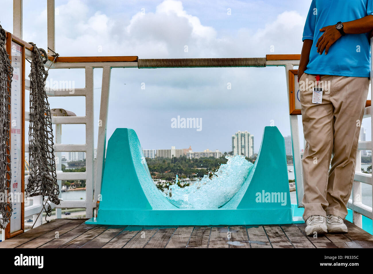 Miami, Florida - 29. März 2014: Mitglied der Mannschaft, die von der Oberseite der Wasserrutsche an Bord der Carnival Liberty Kreuzfahrt Schiff stehend Stockfoto