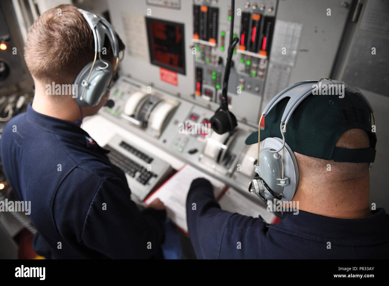 - Mittelmeer (31. 1, 2016) Petty Officer 3rd Class Matthew Vieira, von Kearny, New Jersey, Links, und Petty Officer 2nd class Nester Contreras, aus Garden Grove, Kalifornien, Teilnahme an einem Engineering Team Training Bohren im Maschinenraum des geführte Anti-raketen-Zerstörer USS Porter (DDG78) Dez. 1, 2016. Porter, Vorwärts - Rota, Spanien bereitgestellt werden, ist die Durchführung von naval Operations in den USA 6 Flotte Bereich der Maßnahmen zur Unterstützung der US-amerikanischen nationalen Sicherheitsinteressen in Europa. Stockfoto