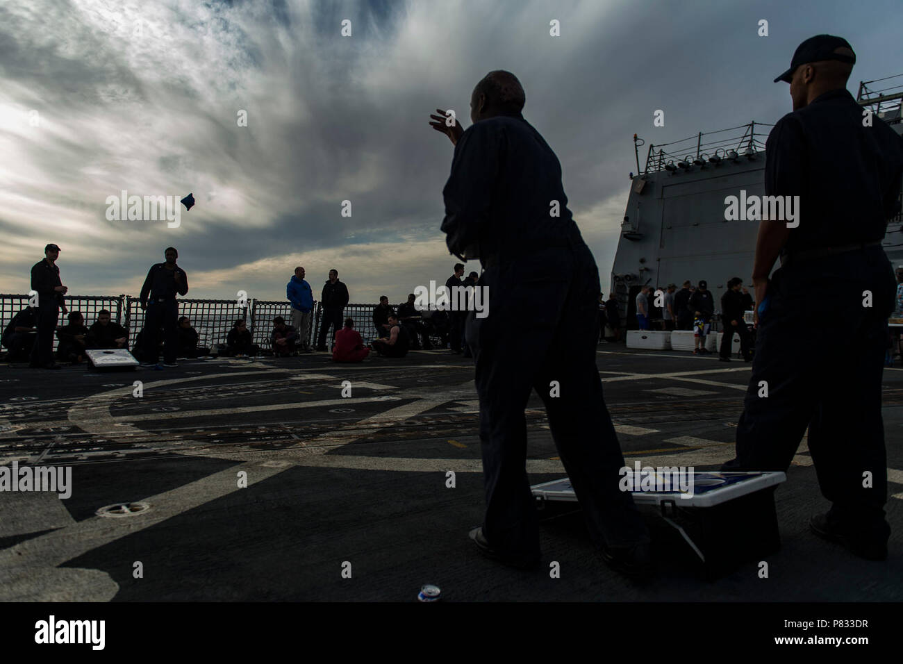 Meer (31. 04, 2016) Segler in den geführten zugeordnet Anti-raketen-Zerstörer USS Nitze (DDG94) in einen Stahl Picknick am Strand teilnehmen. Nitze, eingesetzt als Teil der Eisenhower Carrier Strike Group, unterstützt Maritime Security Operations und Theater Sicherheit Zusammenarbeit in den USA 5 Flotte Bereich der Operationen. Stockfoto