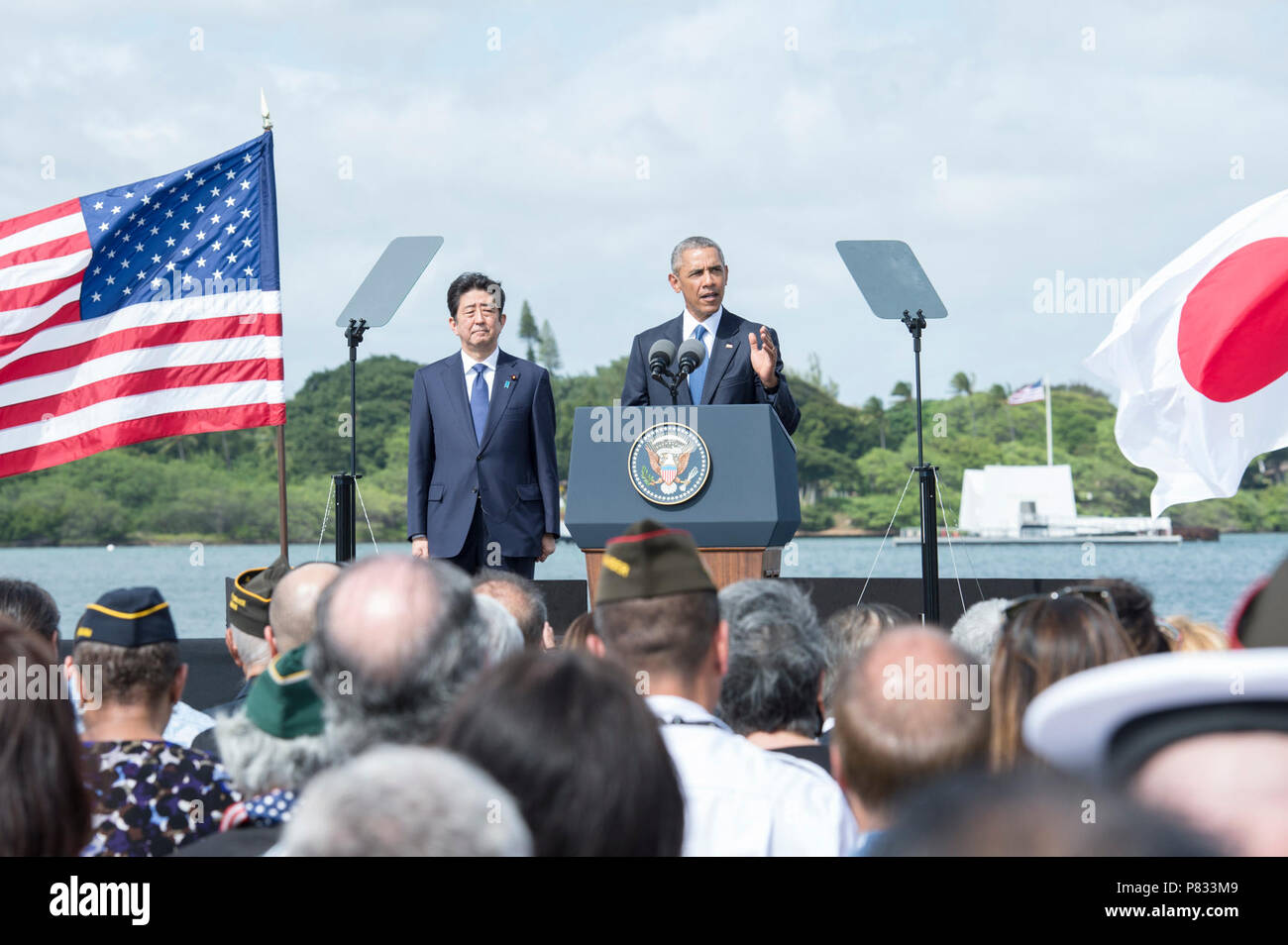 JOINT BASE Pearl Harbor - HICKAM, Hawaii (31. 27, 2016) US-Präsident Barack Obama spricht über Kilo Pier am Joint Base Pearl Harbor-Hickam, während der japanische Ministerpräsident auf aussieht. Präsident Obama bezeichnete die US-japanischen Allianz als Eckpfeiler des Friedens und der Stabilität in der asiatisch-pazifischen und eine Kraft für den Fortschritt rund um den Globus. Stockfoto