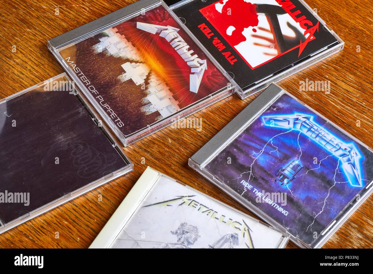 BUDAPEST, Ungarn - 21. MÄRZ 2018: CD-Sammlung klassischer Alben Metallicas aus den 80er Jahren, ausgehend von Kill'Em All Stockfoto