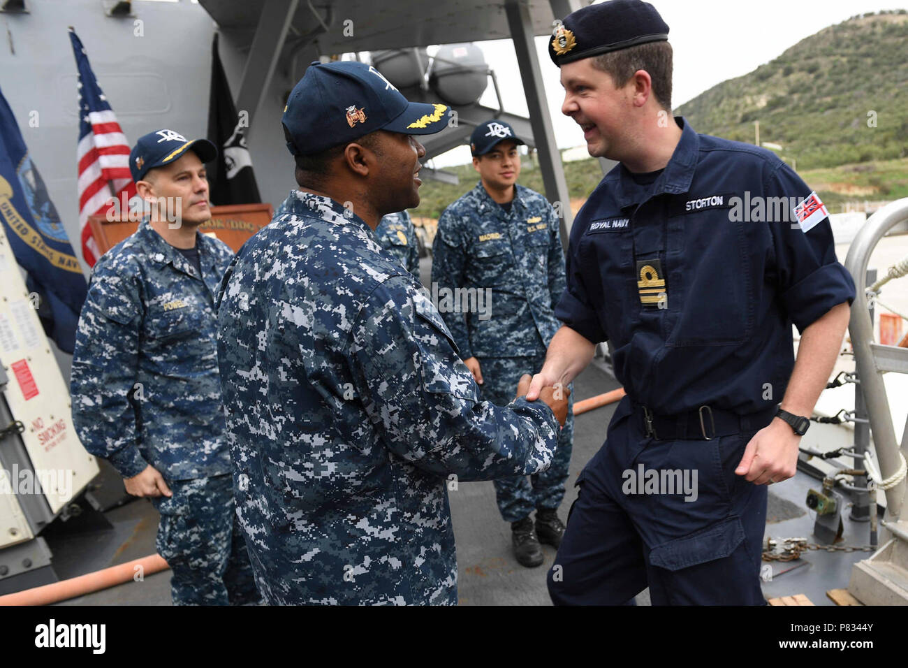 Die SOUDA BUCHT, Griechenland (Jan. 29, 2017) - Cmdr. Timothy Moore, kommandierender Offizier, USS Donald Cook (DDG75), links, und Royal Navy Lt.Cmdr. George Storton, kommandierender Offizier, HMS Mersey (P 283), Hände schütteln an Bord der USS Donald Cook, Jan. 29, 2017. Donald Cook, eine der Arleigh-Burke-Klasse geführte-missile Destroyer, Vorwärts - Rota, Spanien bereitgestellt werden, ist die Durchführung von naval Operations in den USA 6 Flotte Bereich der Maßnahmen zur Unterstützung der US-amerikanischen nationalen Sicherheitsinteressen in Europa und Afrika. Stockfoto