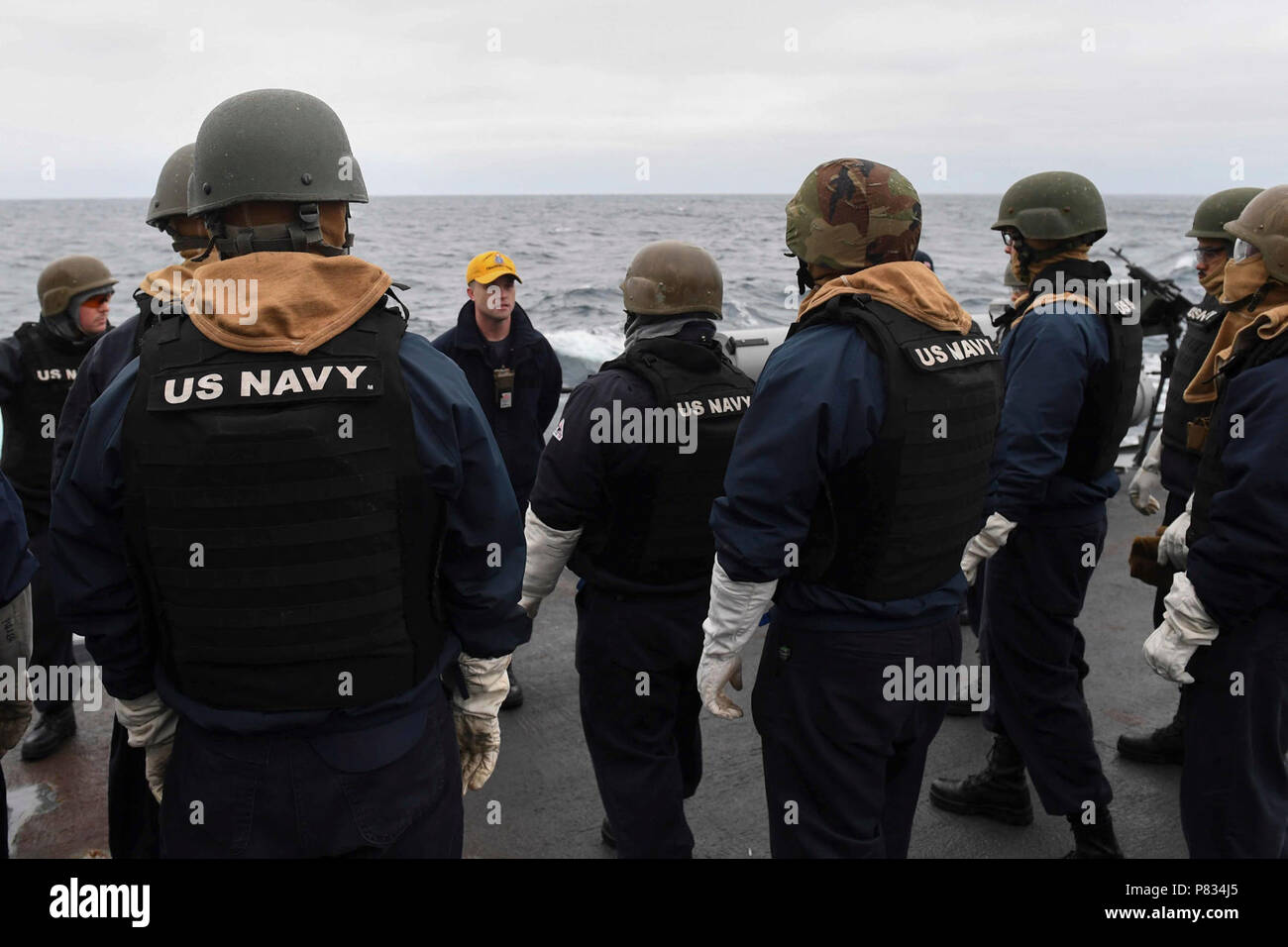 Atlantik (Feb. 22, 2017) - Leiter der Gunner Mate Alvin Johnson spricht zu Matrosen an Bord der USS Donald Cook (DDG75) vor der Besatzung - Waffen live Brand serviert, Feb 22, 2017. Donald Cook, eine der Arleigh-Burke-Klasse geführte-missile Destroyer, Vorwärts - Rota, Spanien bereitgestellt werden, ist die Durchführung von naval Operations in den USA 6 Flotte Bereich der Maßnahmen zur Unterstützung der US-amerikanischen nationalen Sicherheitsinteressen in Europa und Afrika. Stockfoto