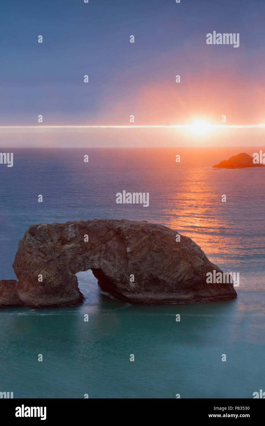 Des Oregon Arch Rock in Samuel H. Boardman State Scenic Korridor bei Sonnenuntergang Stockfoto