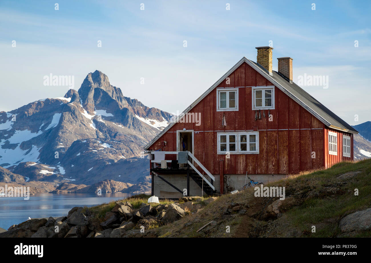 Panoramablick auf einem nativen Haus mit Blick auf den Fjord, Tasiilaq, Ost Grönland Stockfoto