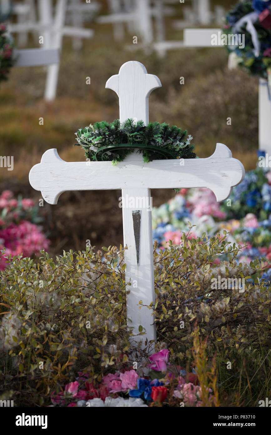 Holz- Grabsteinen in Tasiilaq Friedhof, das Tal der Blumen, der östlichen Grönland Stockfoto