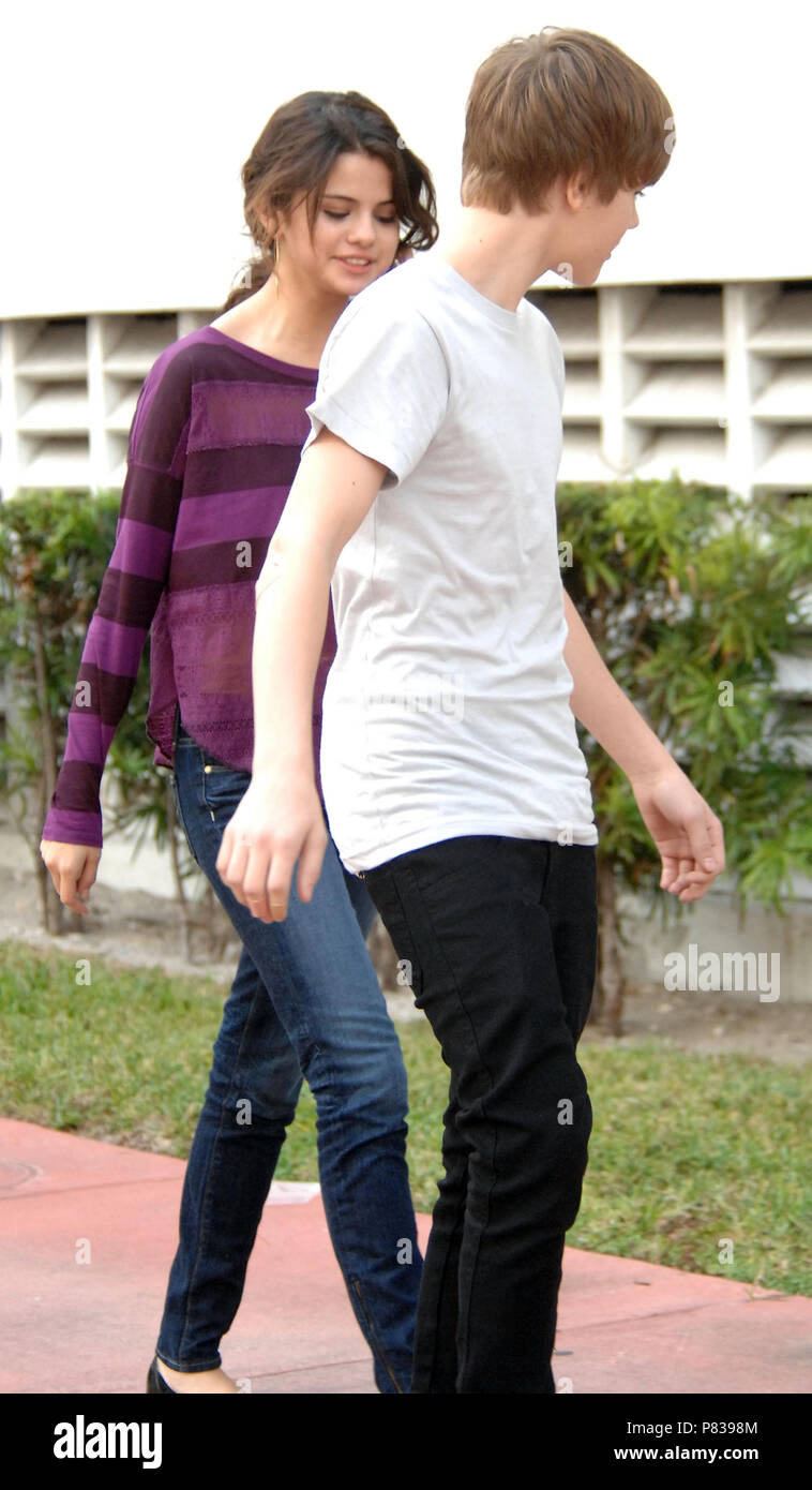 MIAMI BEACH, FL - 18 Dezember (nur Jared) Justin Bieber und Selena Gomez  spazieren sie gemeinsam am Samstag Morgen (18. Dezember) in Miami, Fla. Die  zwei Sänger gemeinsam ein Lächeln und Lachen